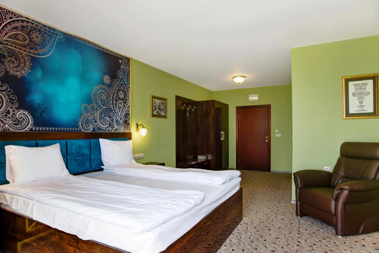 Alchemist Von Goldenburg Hotel